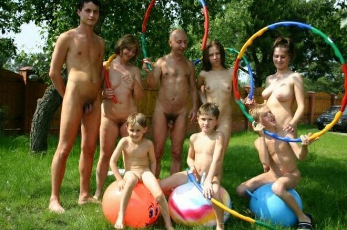 Family photo archive nudism at the summer cottage (natirist beauty) Family photo archive nudism at the summer cottage (natirist beauty)